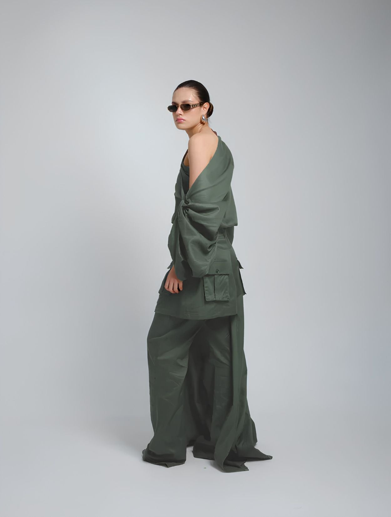 Set Ciocco de la marca A MODO MÍO con silueta sastrera fluida de diseño de autor contemporáneo – Pantalón de lujo hecho en Colombia | Casa Precis, Concept Store