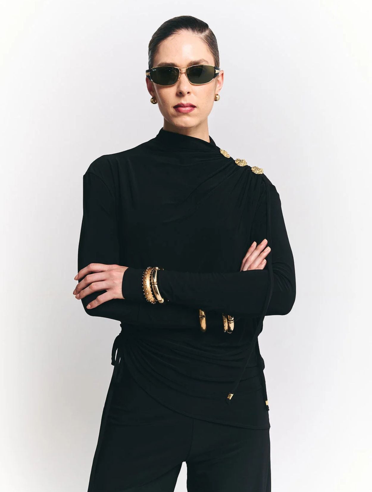 Top Ella Negro de la marca Viviana Ramírez con silueta estructurada sastrera de diseño de autor minimalista – Blusa de lujo hecha en Colombia | Casa Precis, Concept Store