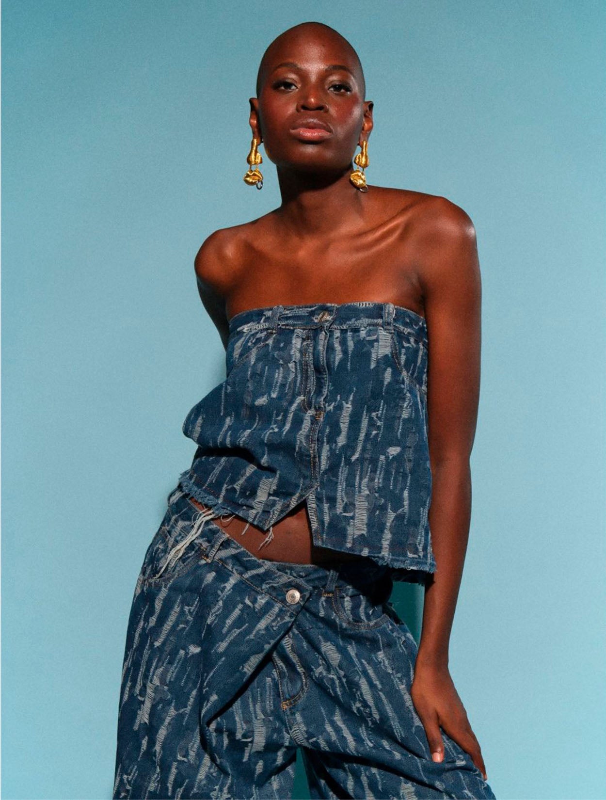 Top Strap Rocky de Kathe Zapata en denim estructurado con cargaderas anchas – Moda colombiana de lujo urbano y diseño de autor | Casa Precis, Concept Store