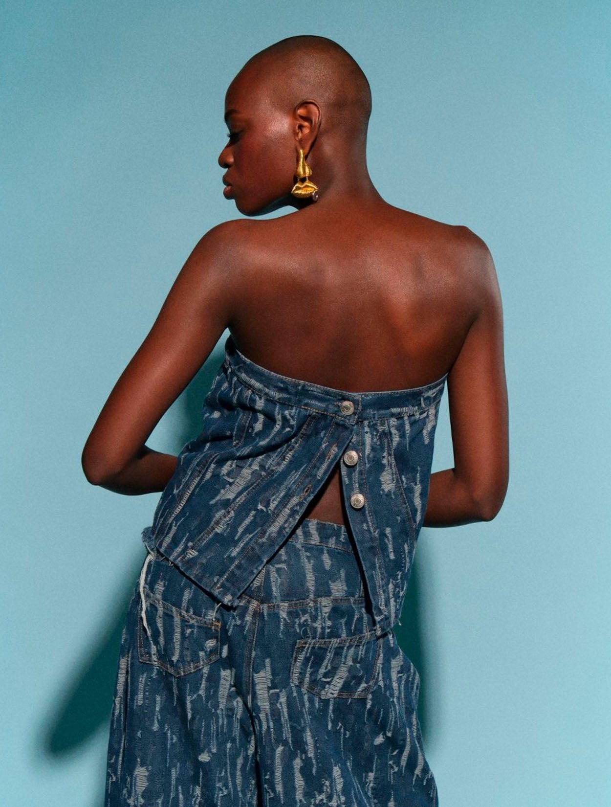 Top Strap Rocky de Kathe Zapata en denim estructurado con cargaderas anchas – Moda colombiana de lujo urbano y diseño de autor | Casa Precis, Concept Store