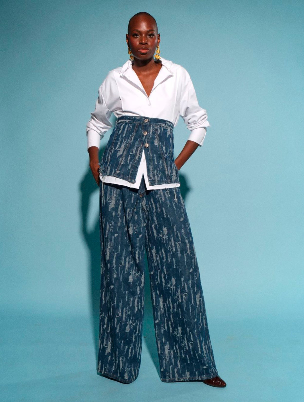 Top Strap Rocky de Kathe Zapata en denim estructurado con cargaderas anchas – Moda colombiana de lujo urbano y diseño de autor | Casa Precis, Concept Store