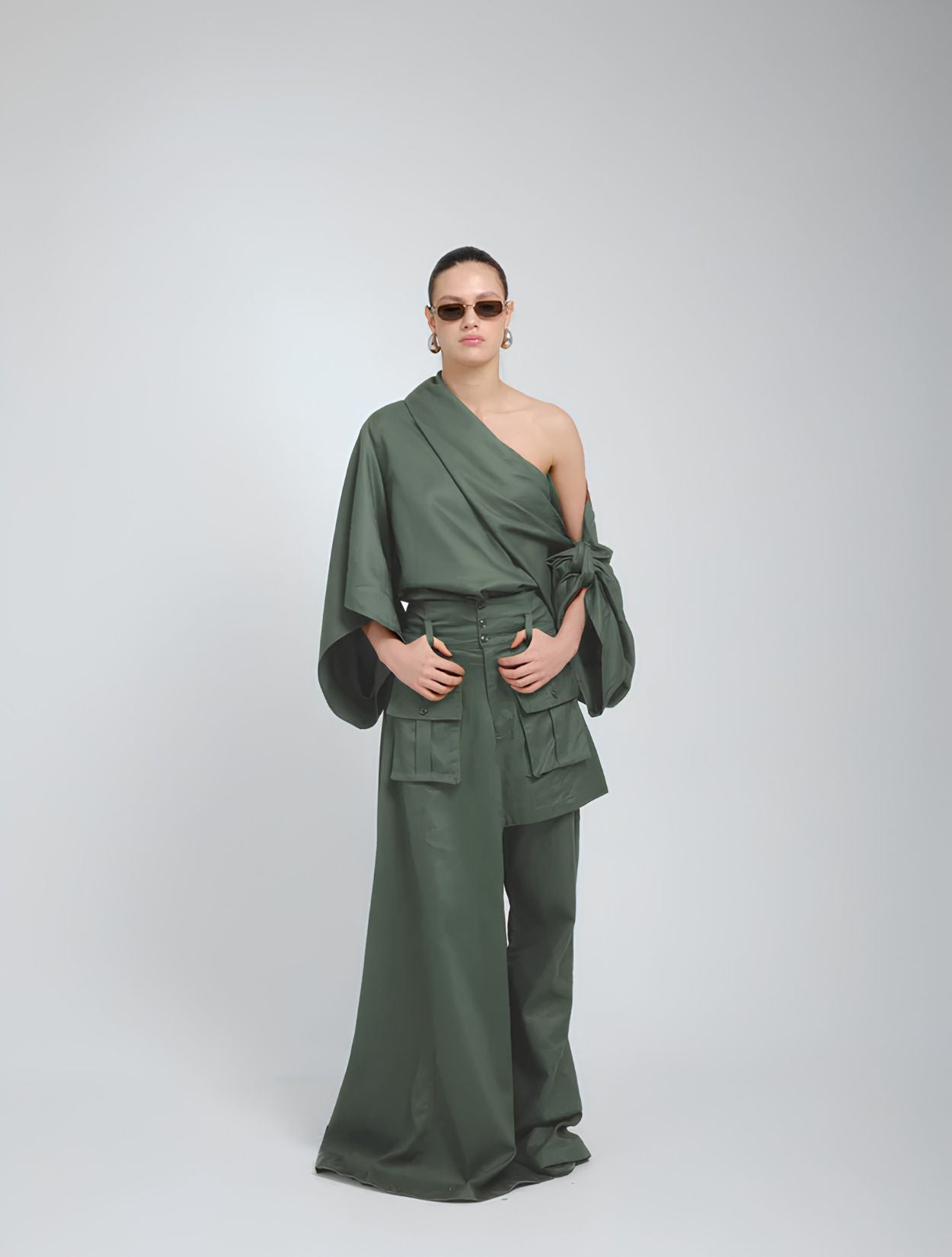 Set Ciocco de la marca A MODO MÍO con silueta sastrera fluida de diseño de autor contemporáneo – Pantalón de lujo hecho en Colombia | Casa Precis, Concept Store