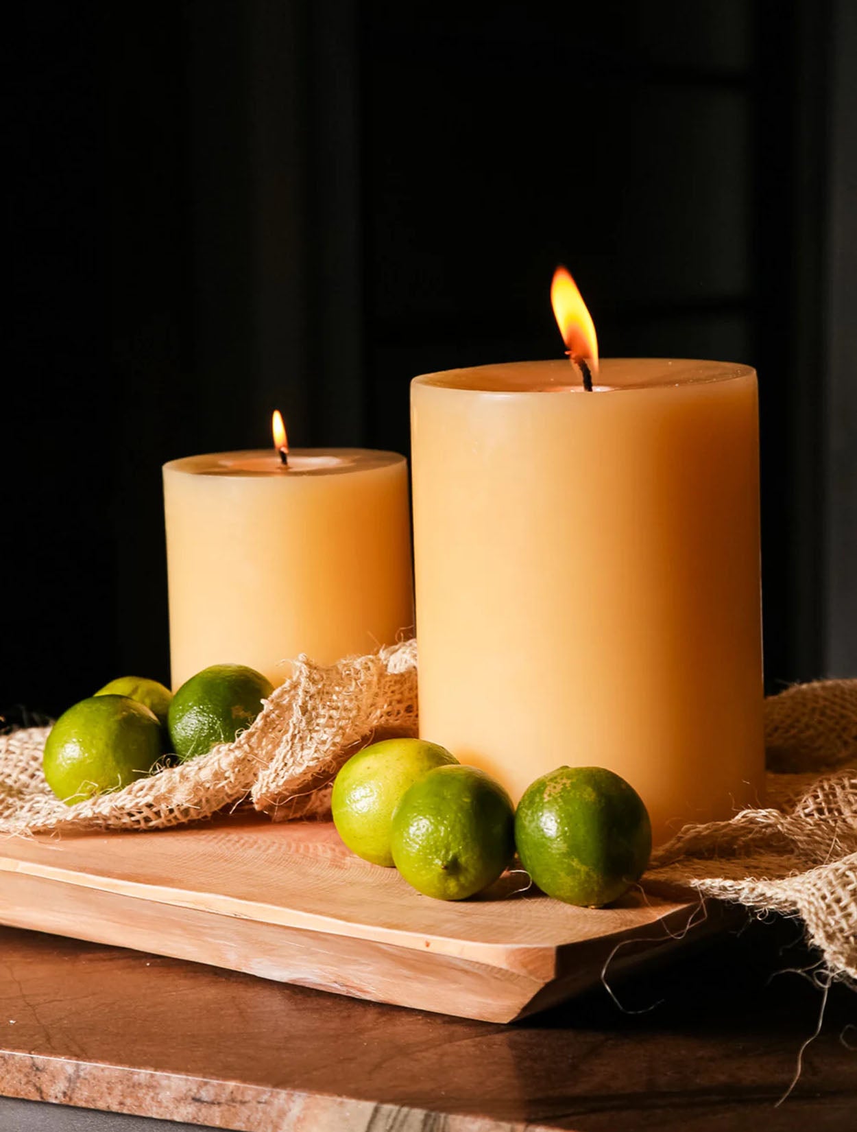 Vela cilíndrica monumental de 14 cm x 15 cm de la marca Pabilo – Velas de gran formato y diseño artesanal hecho en Colombia | Casa Precis, Concept Store