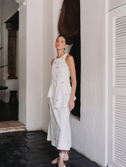 Chaleco Vest Denim Ivory con apliques de lentejuelones de la marca Diana Buelvas en mezclilla premium marfil de diseño de autor – Chaleco de lujo hecho en Colombia | Casa Precis, Concept Store