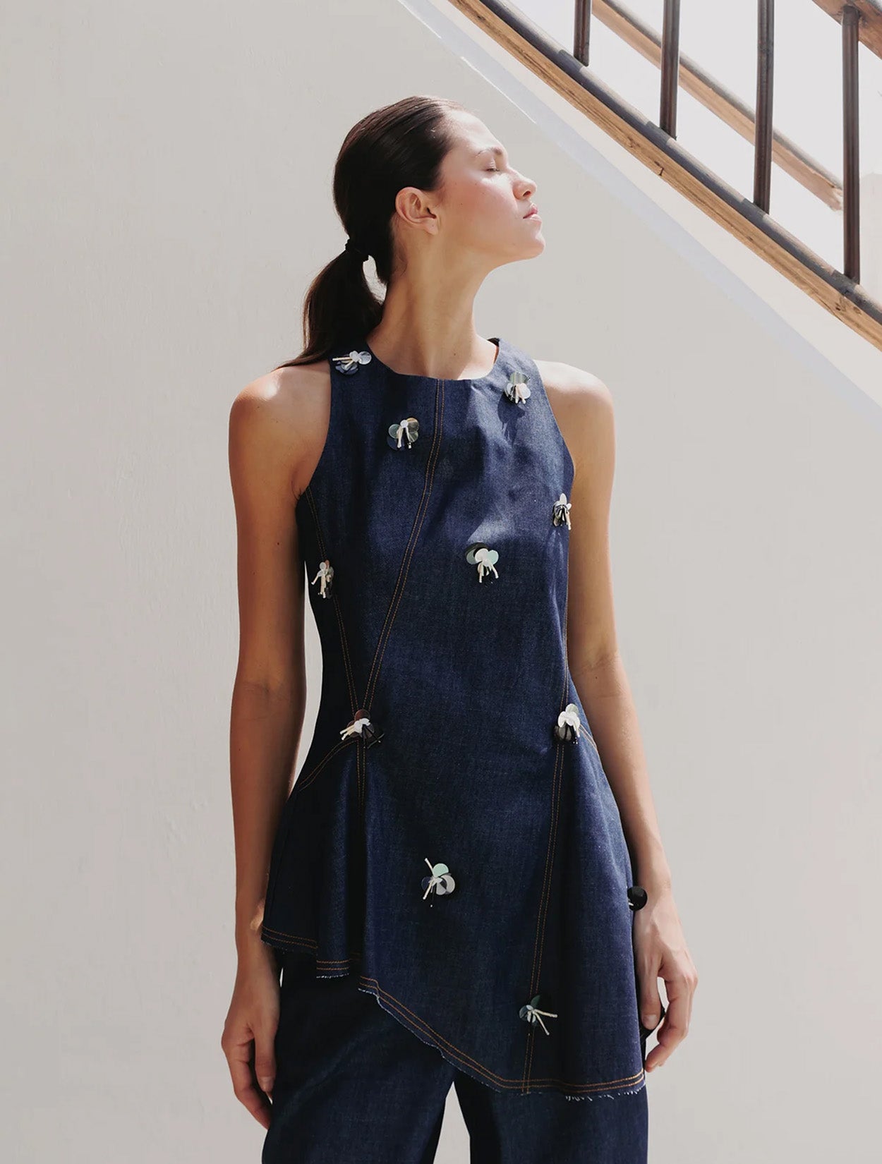 Chaleco denim con apliques de lentejuelones de la marca Diana Buelvas – Moda colombiana de lujo contemporáneo y diseño de autor brillante | Casa Precis, Concept Store