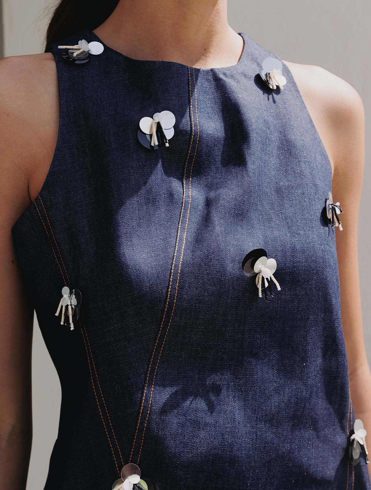 Chaleco denim con apliques de lentejuelones de la marca Diana Buelvas – Moda colombiana de lujo contemporáneo y diseño de autor brillante | Casa Precis, Concept Store