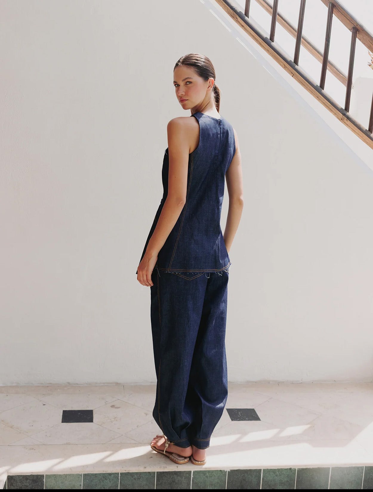 Chaleco denim con apliques de lentejuelones de la marca Diana Buelvas – Moda colombiana de lujo contemporáneo y diseño de autor brillante | Casa Precis, Concept Store