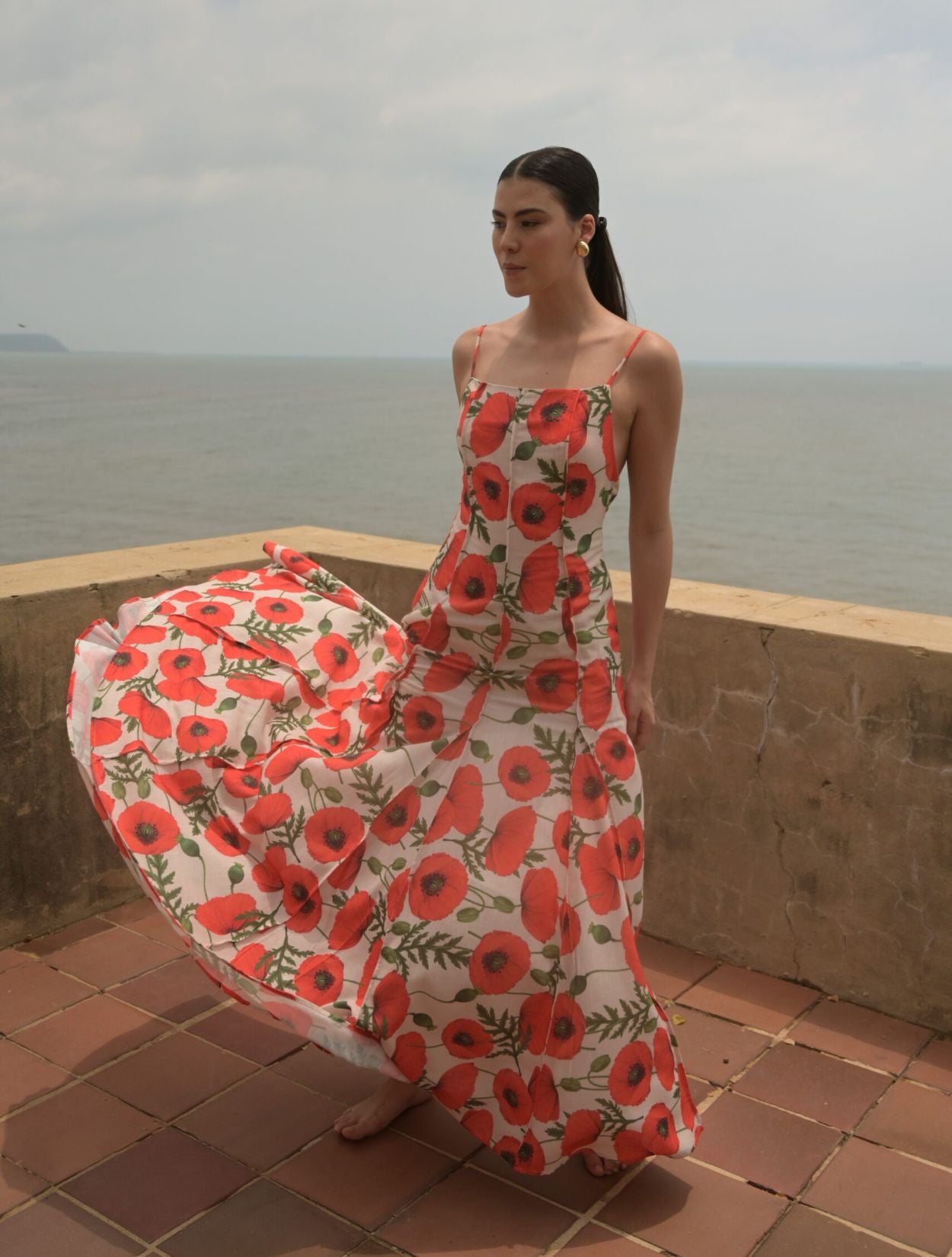 Vestido Maxi Amalfi de la marca Mawina con silueta fluida y diseño de lujo resort – Moda colombiana contemporánea | Casa Precis, Concept Store