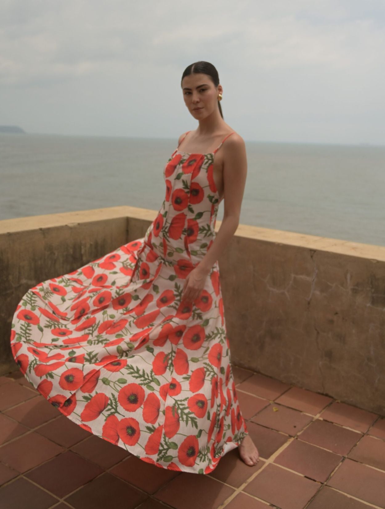 Vestido Maxi Amalfi de la marca Mawina con silueta fluida y diseño de lujo resort – Moda colombiana contemporánea | Casa Precis, Concept Store