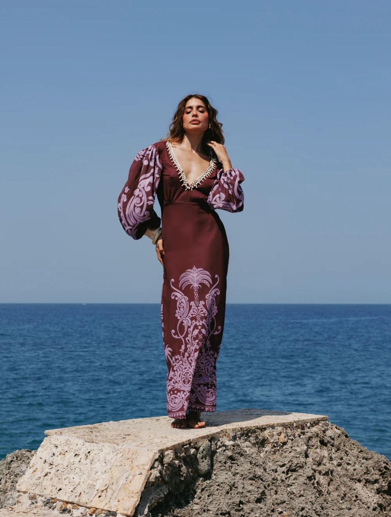 Ancestra Dress de la marca Bianco con diseño asimétrico y caída fluida de gala – Vestido largo de lujo de autor hecho en Colombia | Casa Precis, Concept Store