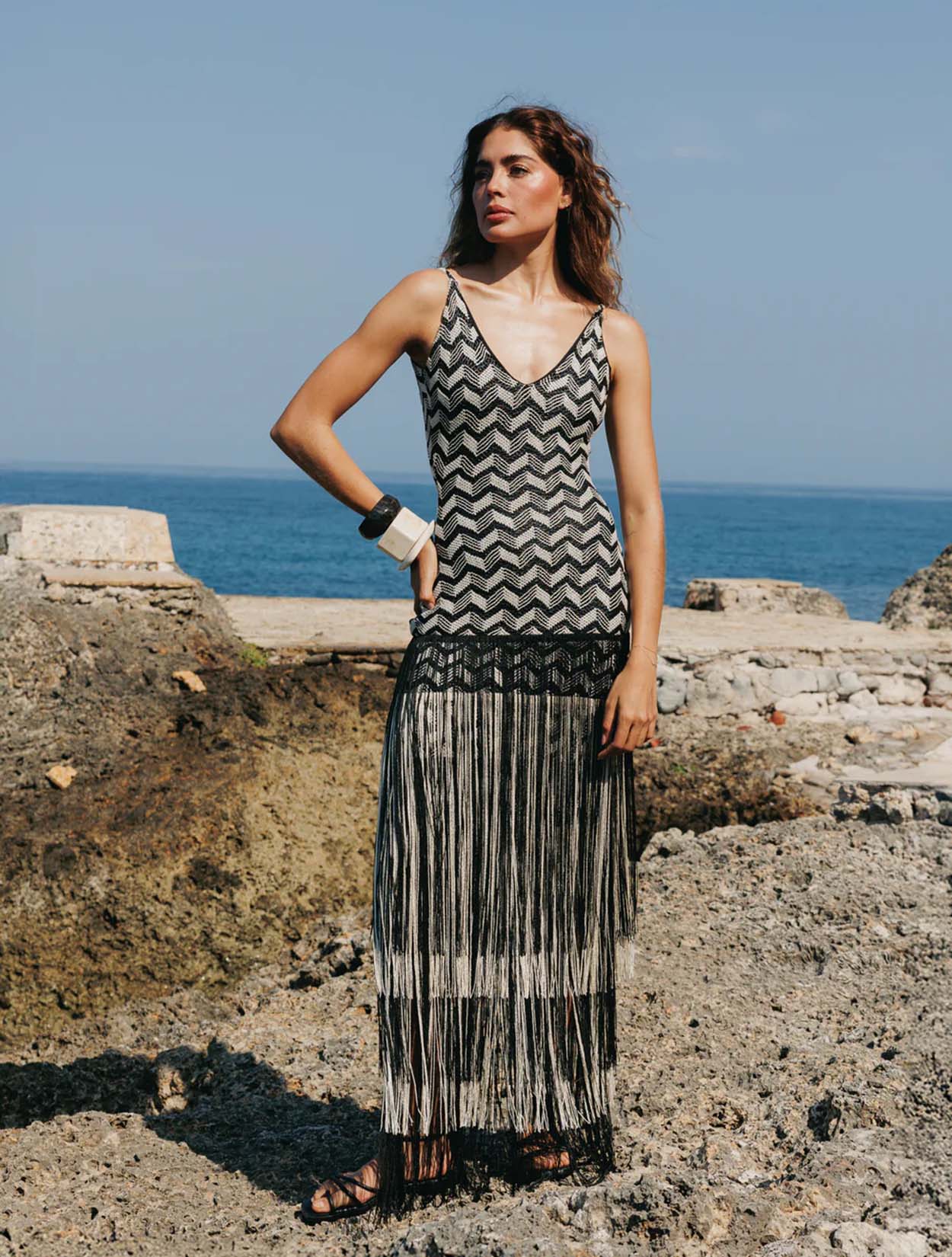 Arena Dress de la marca Bianco con silueta fluida y diseño largo minimalista de gala – Vestido de lujo de autor hecho en Colombia | Casa Precis, Concept Store