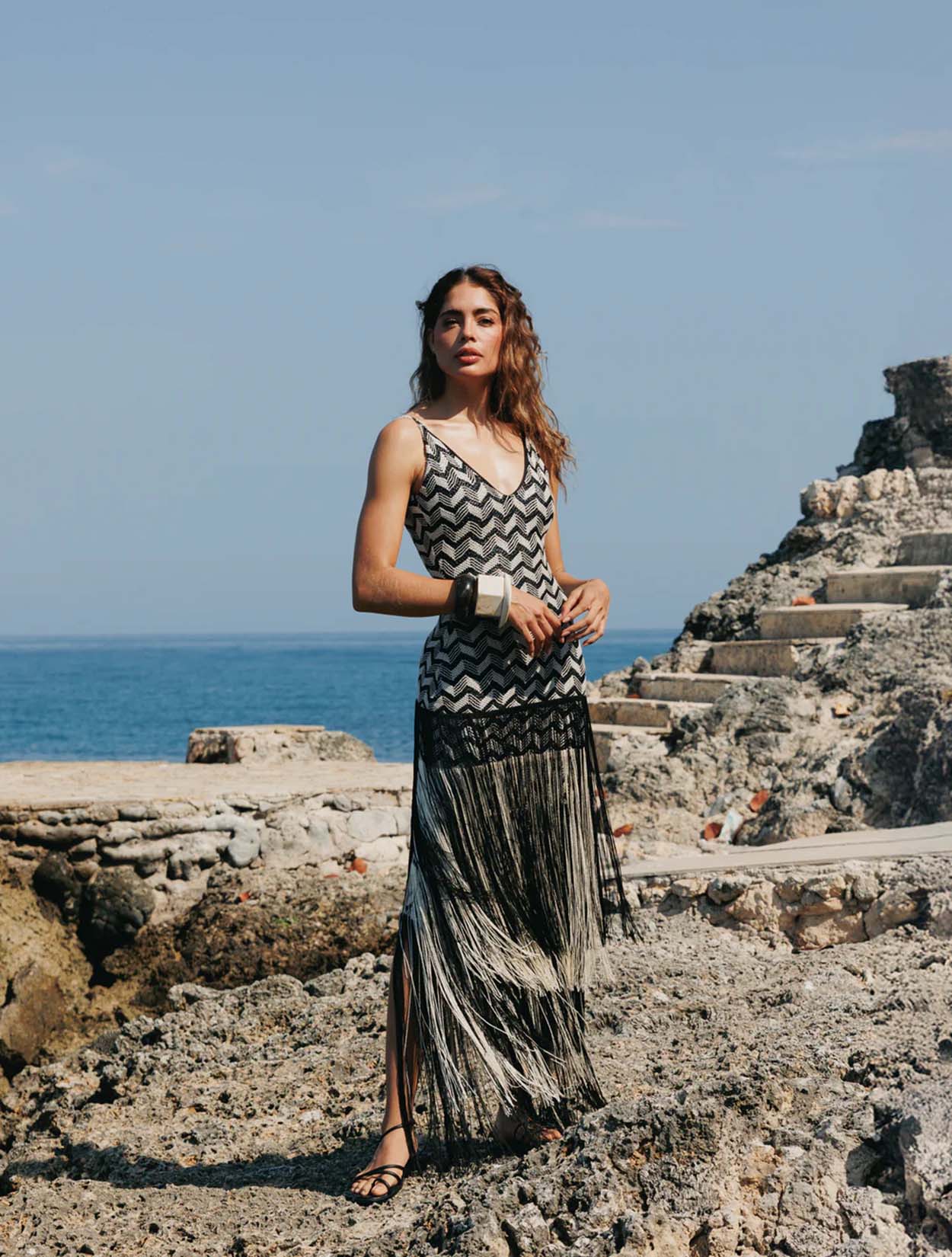 Arena Dress de la marca Bianco con silueta fluida y diseño largo minimalista de gala – Vestido de lujo de autor hecho en Colombia | Casa Precis, Concept Store