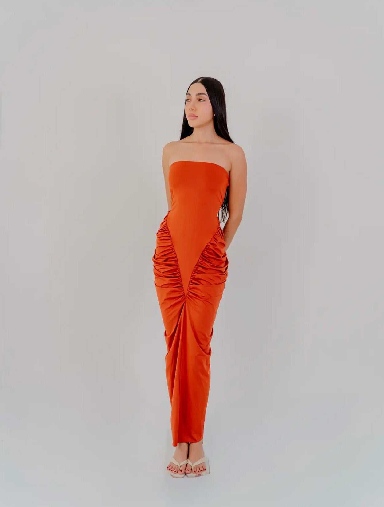 Vestido Aura del Sol de Santo Azul en color terracotta con silueta fluida y diseño de autor para mujer – Moda colombiana de lujo resort | Casa Precis, Concept Store