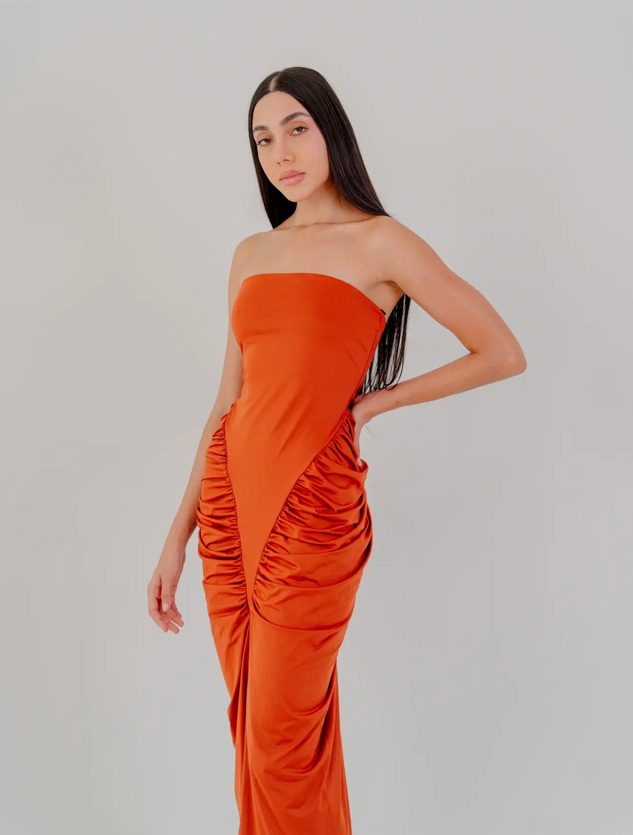 Vestido Aura del Sol de Santo Azul en color terracotta con silueta fluida y diseño de autor para mujer – Moda colombiana de lujo resort | Casa Precis, Concept Store
