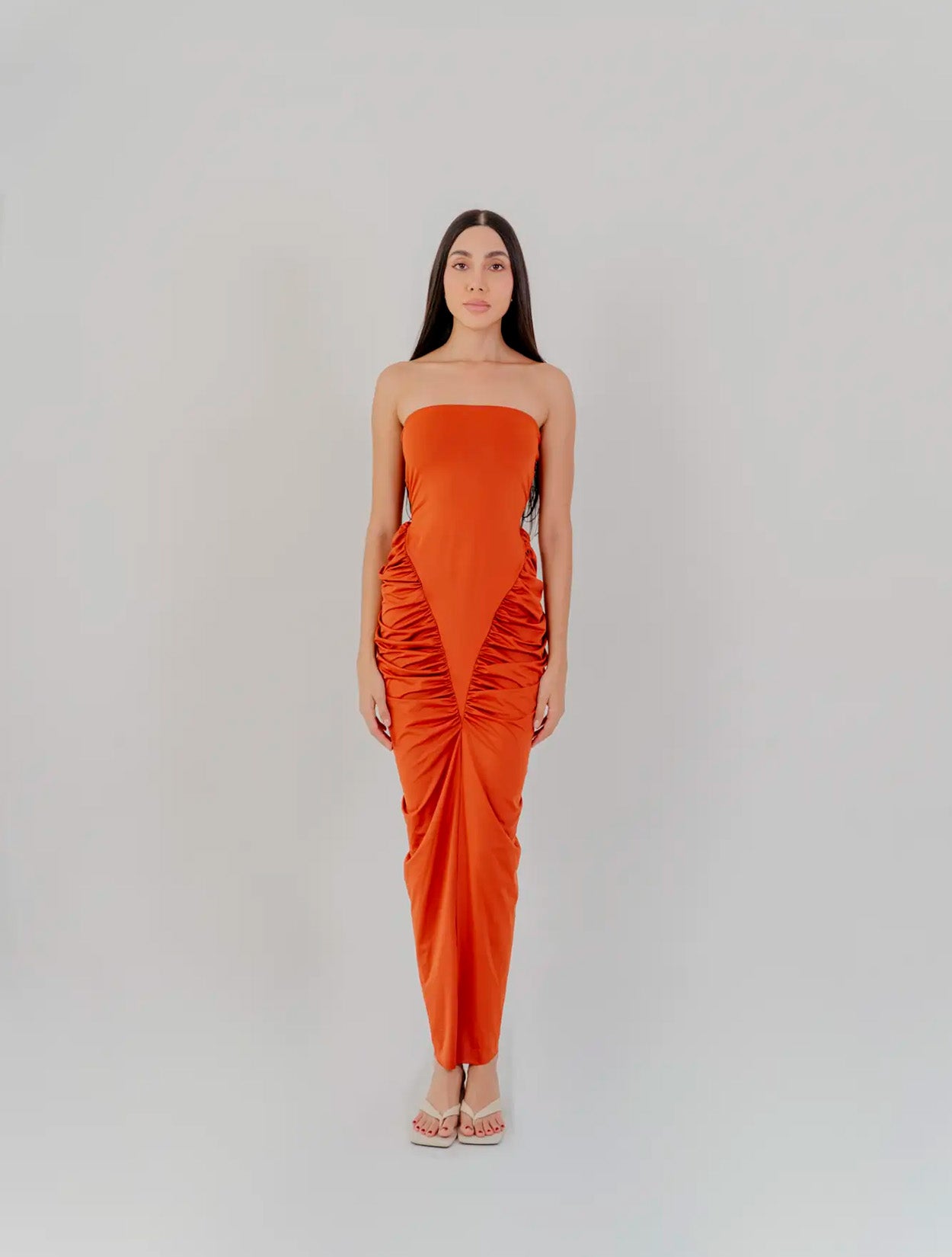 Vestido Aura del Sol de Santo Azul en color terracotta con silueta fluida y diseño de autor para mujer – Moda colombiana de lujo resort | Casa Precis, Concept Store