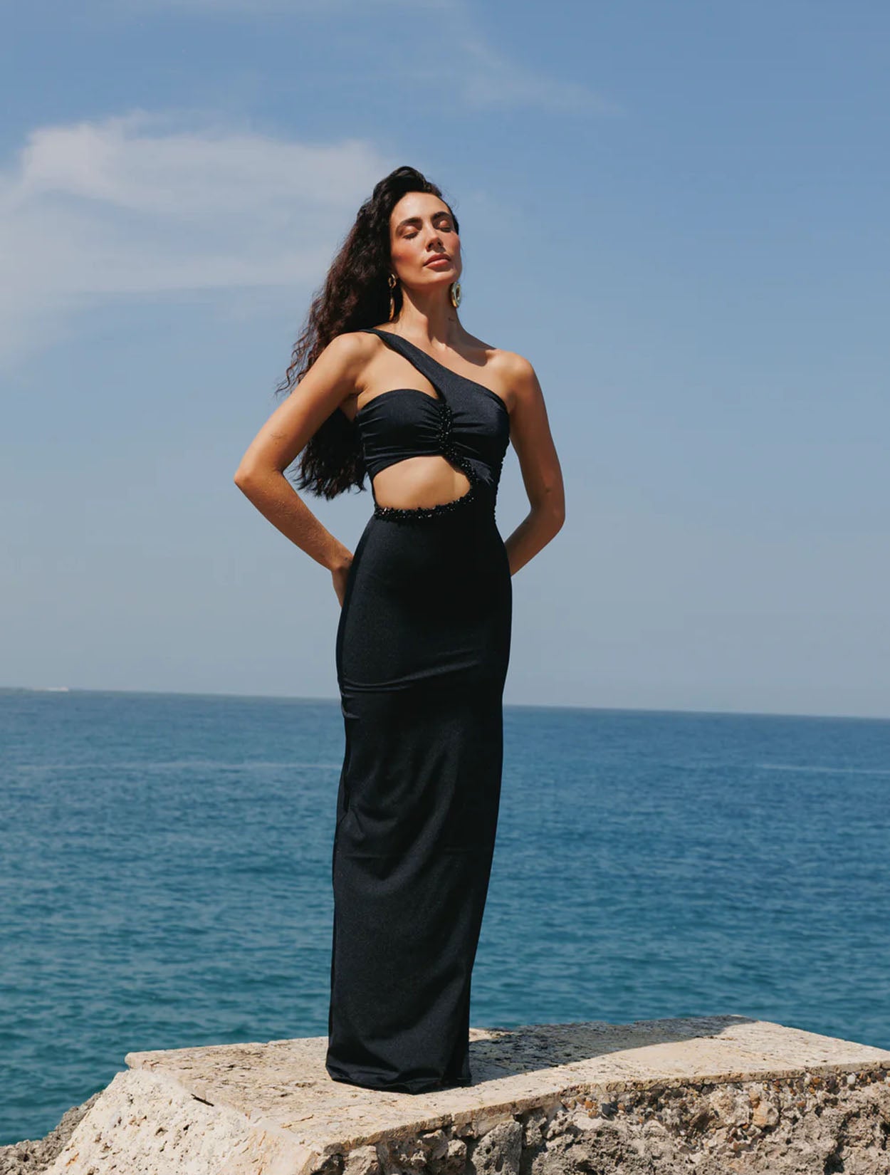 Áureo Dress de la marca Bianco en licra destellante con corte asimétrico y bordado a mano con cristales de Murano – Vestido de gala de lujo hecho en Colombia | Casa Precis, Concept Store