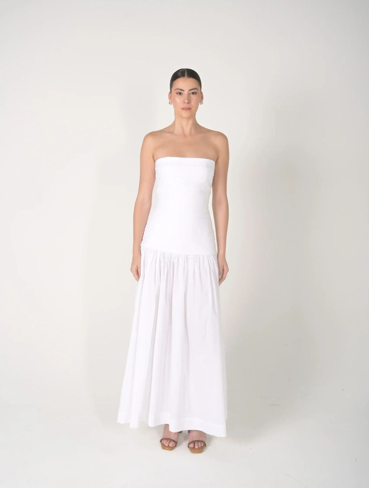 Vestido Azucena de la marca Mawina con diseño romántico y silueta fluida – Moda colombiana de lujo artesanal | Casa Precis, Concept Store