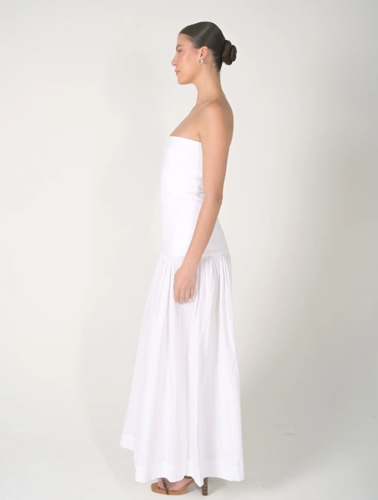 Vestido Azucena de la marca Mawina con diseño romántico y silueta fluida – Moda colombiana de lujo artesanal | Casa Precis, Concept Store