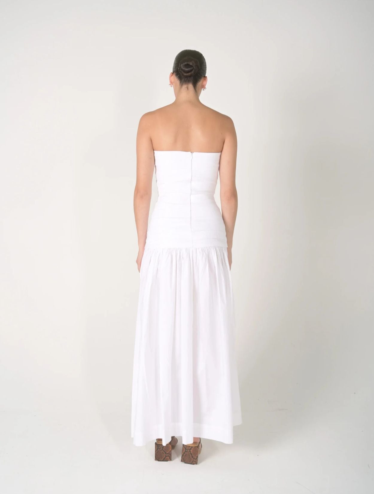 Vestido Azucena de la marca Mawina con diseño romántico y silueta fluida – Moda colombiana de lujo artesanal | Casa Precis, Concept Store