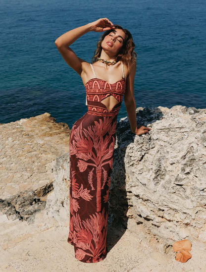 Coral Dress de la marca Bianco con silueta asimétrica y diseño orgánico fluido – Vestido largo de gala de lujo hecho en Colombia | Casa Precis, Concept Store