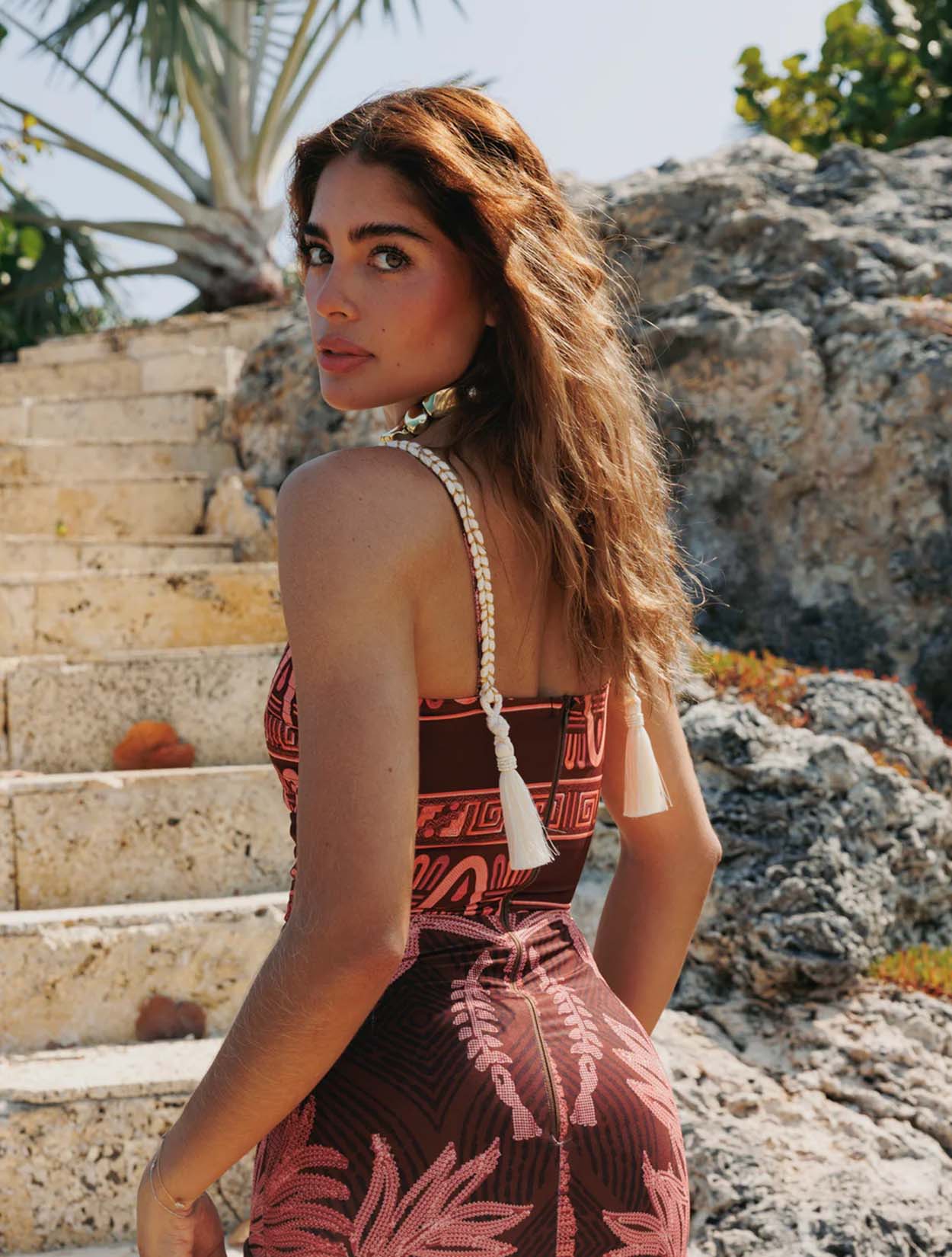 Coral Dress de la marca Bianco con silueta asimétrica y diseño orgánico fluido – Vestido largo de gala de lujo hecho en Colombia | Casa Precis, Concept Store