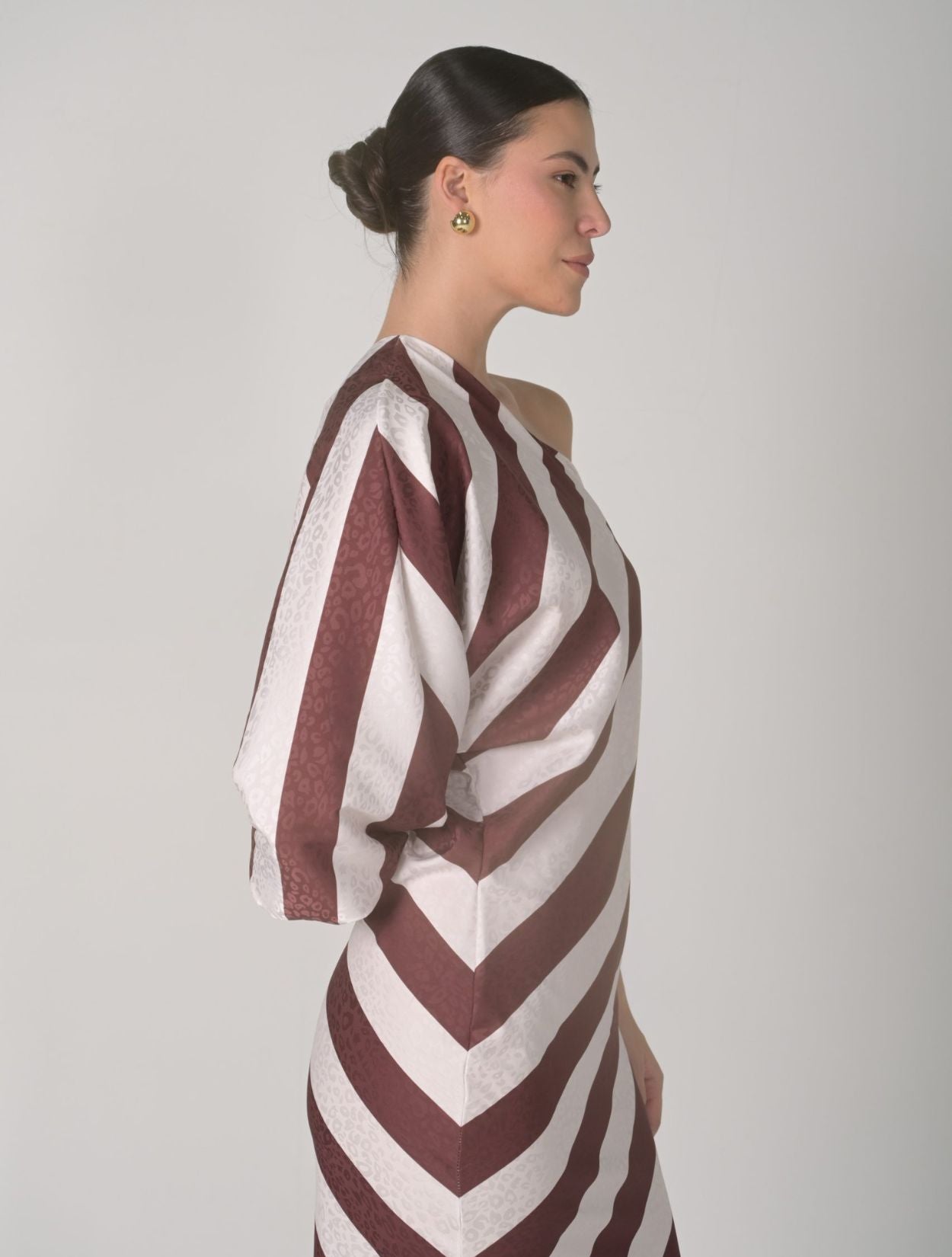 Vestido Maxi Dalia de la marca Mawina con silueta fluida y diseño romántico – Moda colombiana de lujo y elegancia artesanal | Casa Precis, Concept Store