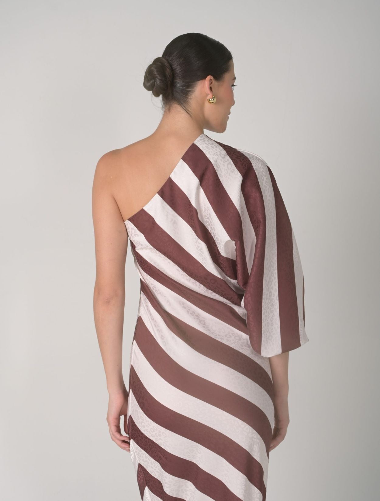 Vestido Maxi Dalia de la marca Mawina con silueta fluida y diseño romántico – Moda colombiana de lujo y elegancia artesanal | Casa Precis, Concept Store