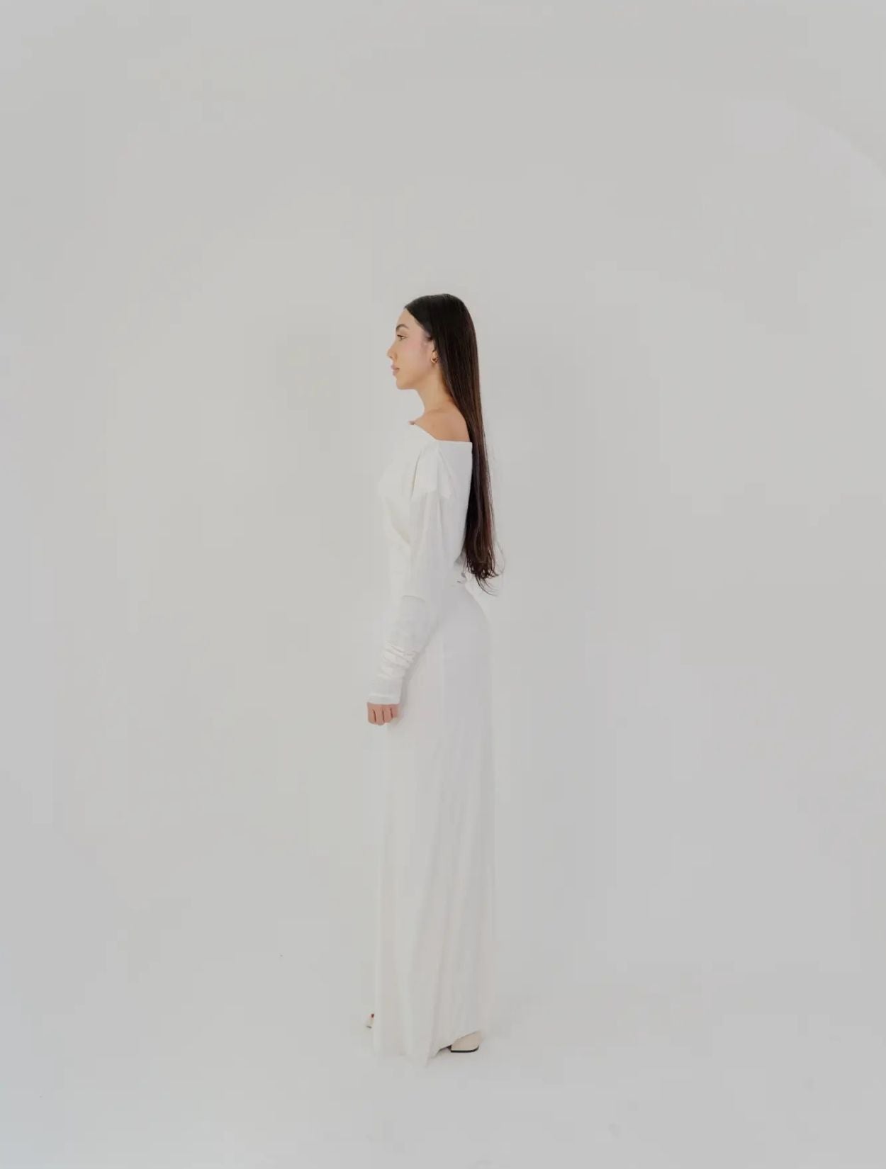 Vestido Halo de Santo Azul en color Ivory largo con silueta fluida y diseño etéreo para mujer – Moda colombiana de lujo contemporáneo | Casa Precis, Concept Store
