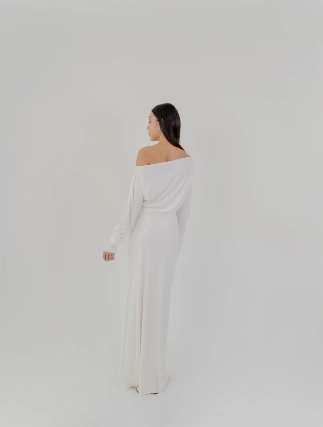 Vestido Halo de Santo Azul en color Ivory largo con silueta fluida y diseño etéreo para mujer – Moda colombiana de lujo contemporáneo | Casa Precis, Concept Store