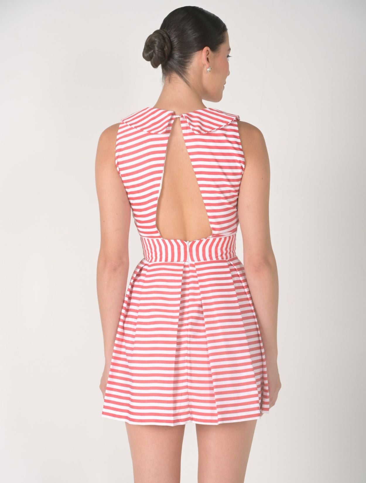Vestido Hibisco de la marca Mawina con diseño estructurado inspirado en flores – Moda colombiana de lujo artesanal y elegancia contemporánea | Casa Precis, Concept Store