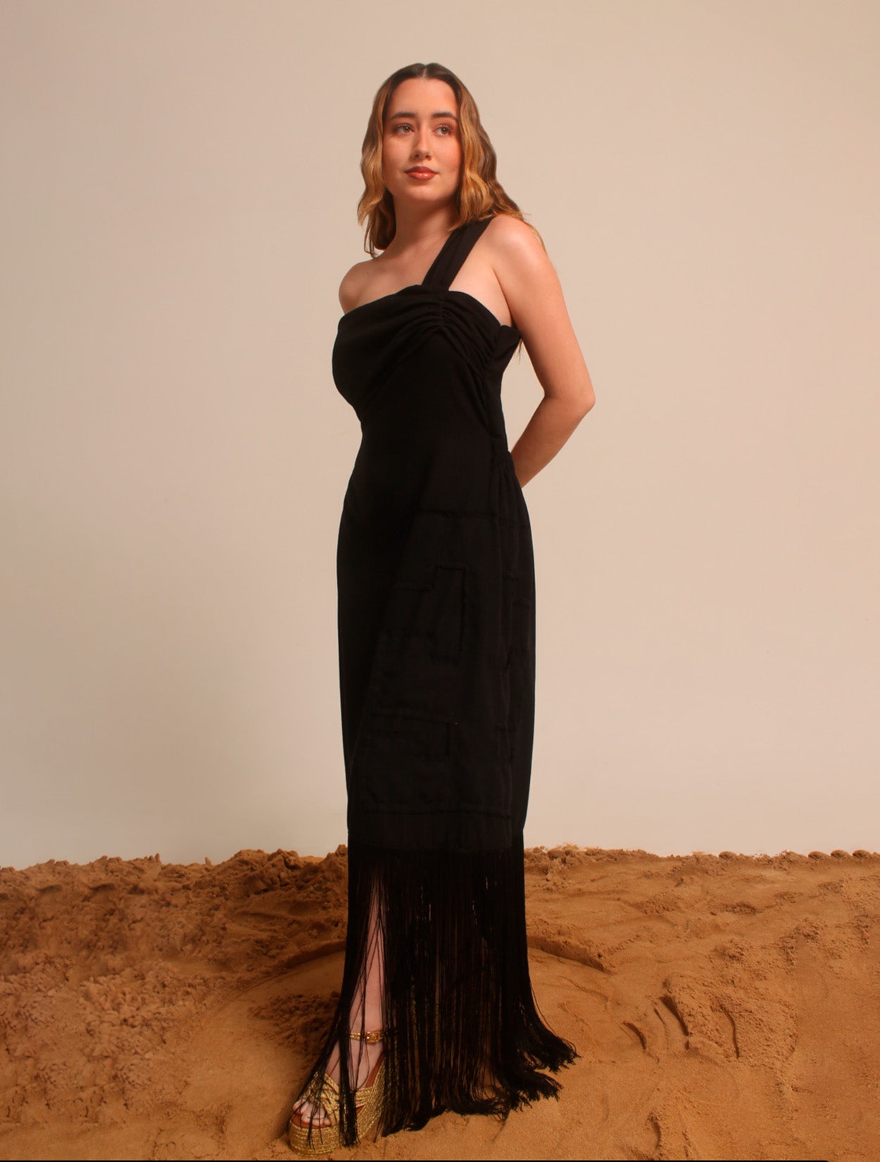 Vestido maxi La Provincia Dress de la marca La Macondiana con silueta fluida romántica y diseño de autor de lujo tropical – Vestido elegante hecho en Colombia | Casa Precis, Concept Store