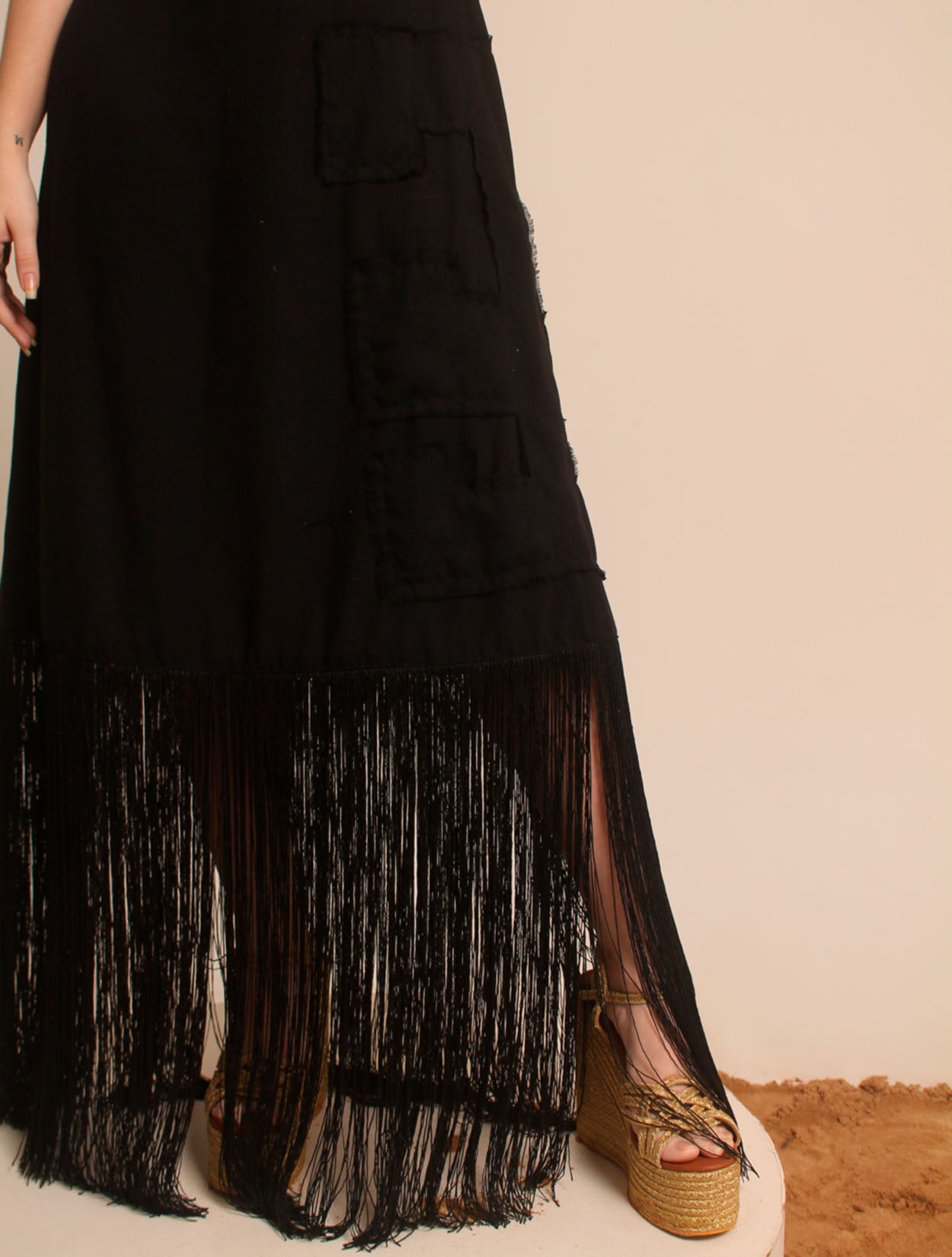 Vestido maxi La Provincia Dress de la marca La Macondiana con silueta fluida romántica y diseño de autor de lujo tropical – Vestido elegante hecho en Colombia | Casa Precis, Concept Store