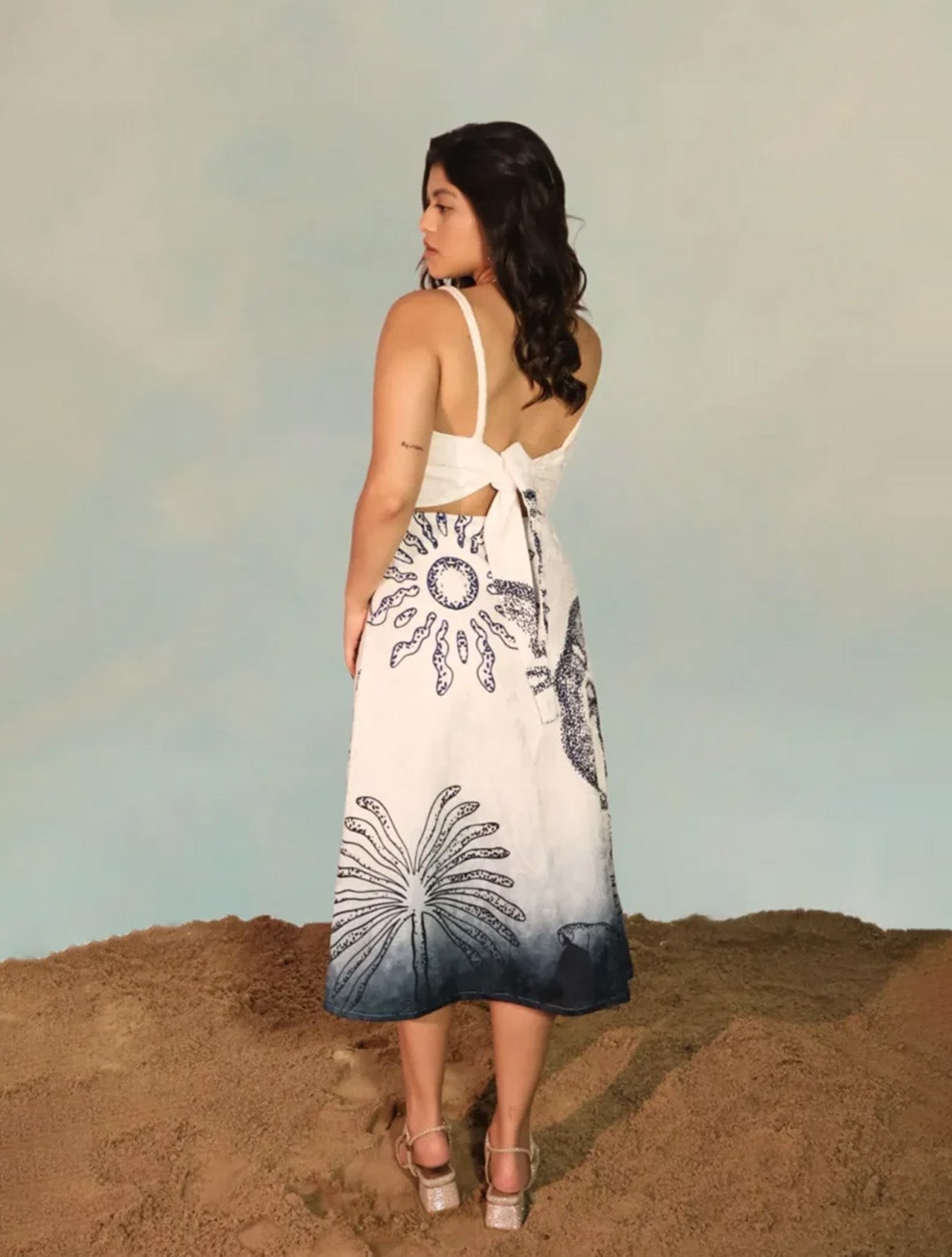 Vestido maxi El Mar Dress de la marca La Macondiana de silueta fluida y diseño de autor inspirado en el océano – Vestido de lujo tropical hecho en Colombia | Casa Precis, Concept Store