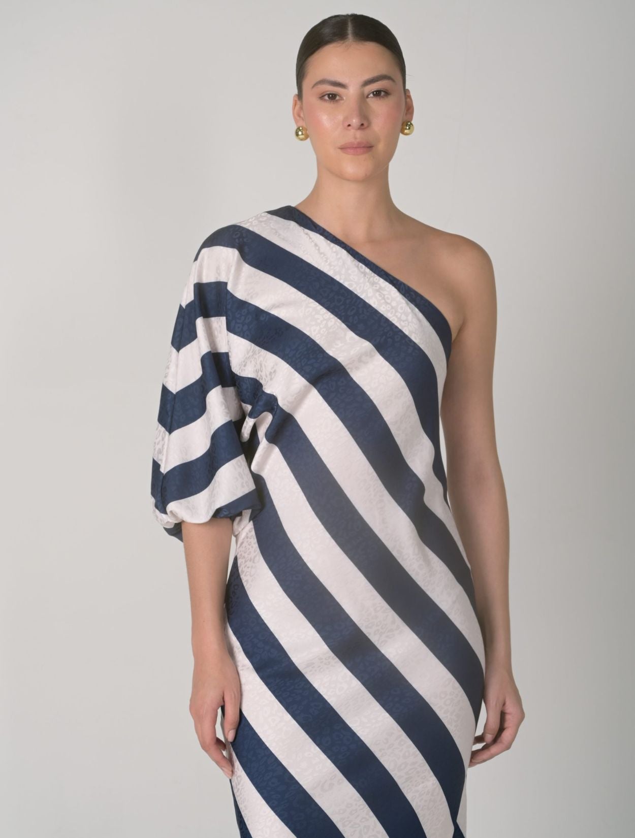 Vestido Maxi Muscari de la marca Mawina con silueta fluida y diseño romántico – Moda colombiana de lujo y elegancia resort | Casa Precis, Concept Store