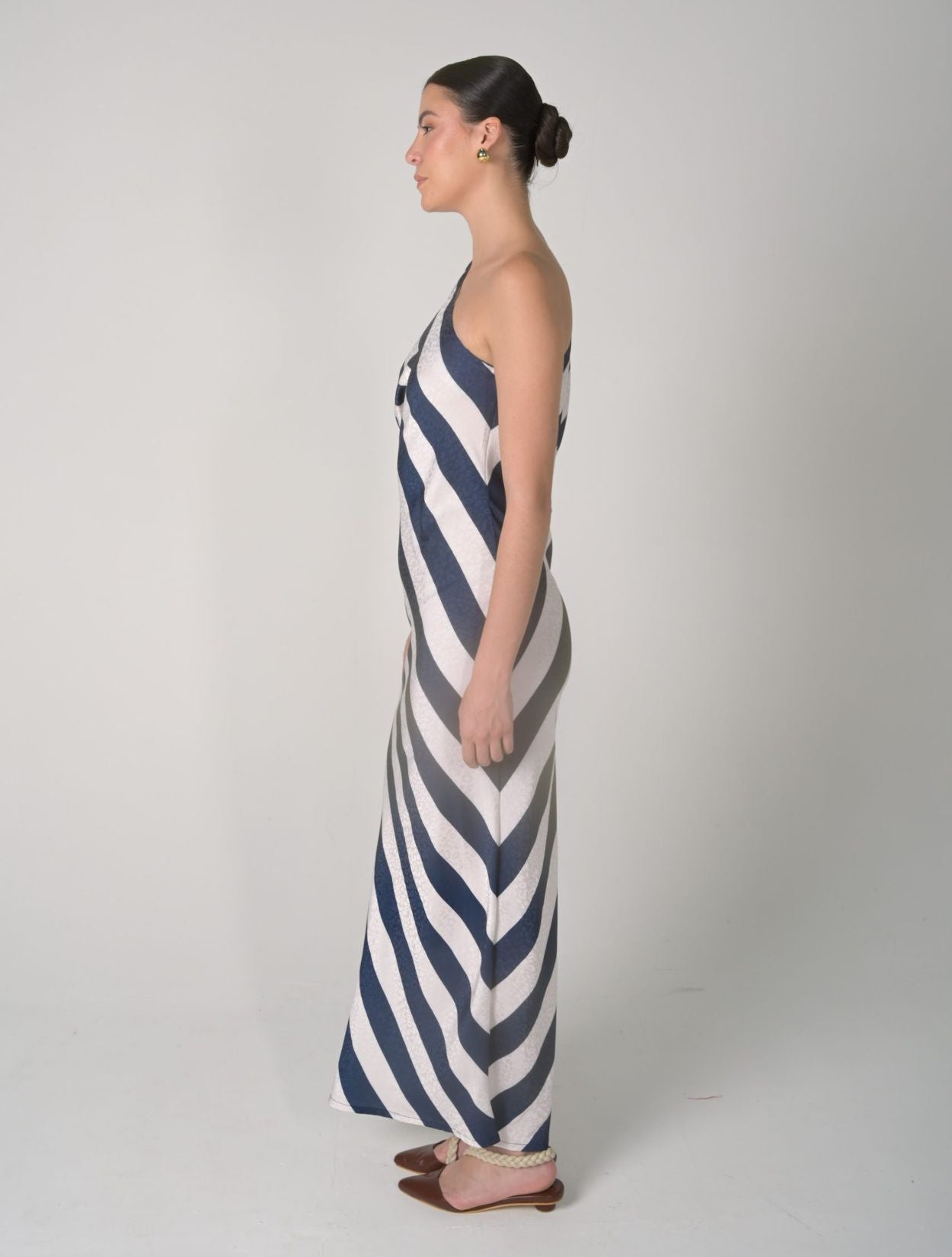 Vestido Maxi Muscari de la marca Mawina con silueta fluida y diseño romántico – Moda colombiana de lujo y elegancia resort | Casa Precis, Concept Store