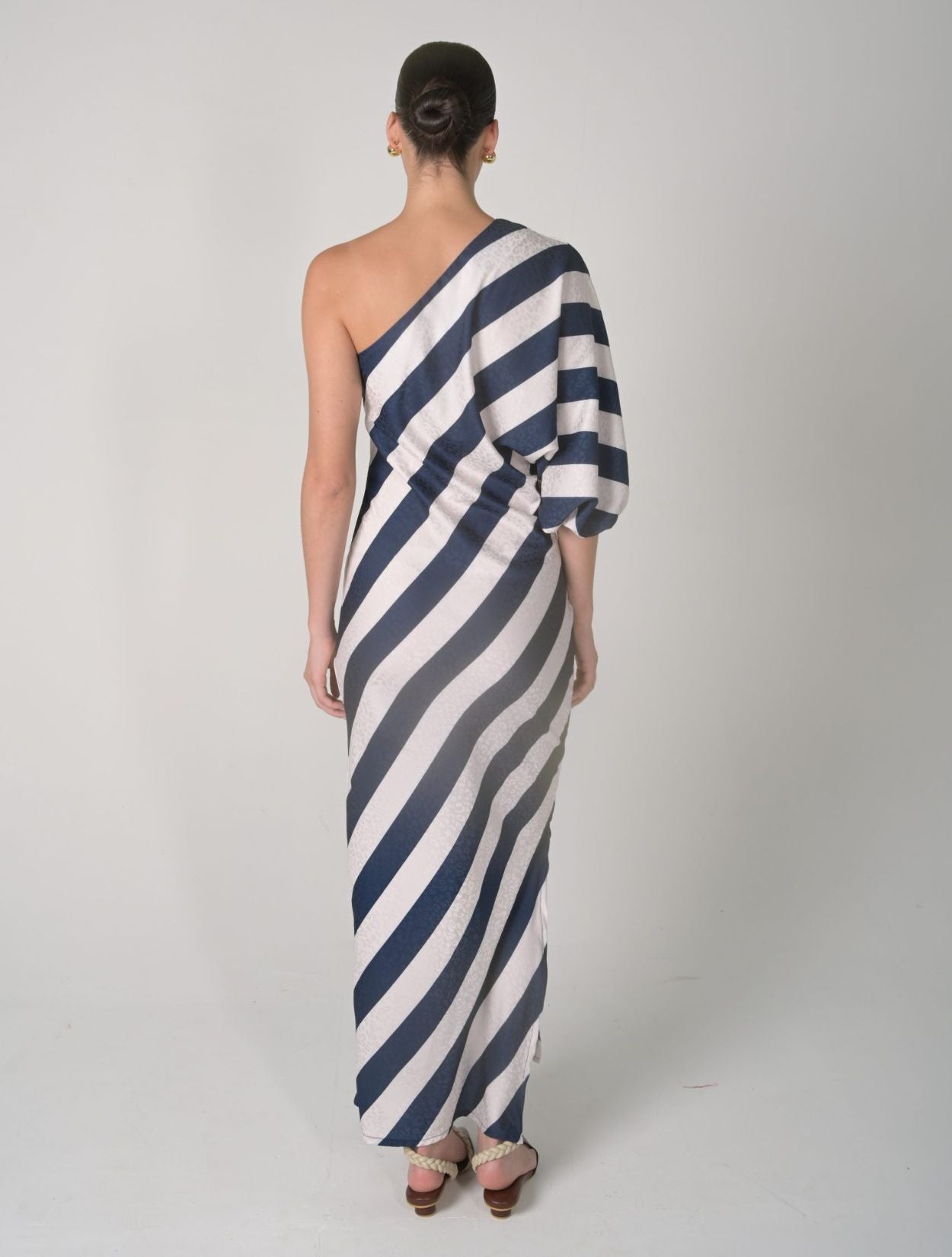 Vestido Maxi Muscari de la marca Mawina con silueta fluida y diseño romántico – Moda colombiana de lujo y elegancia resort | Casa Precis, Concept Store