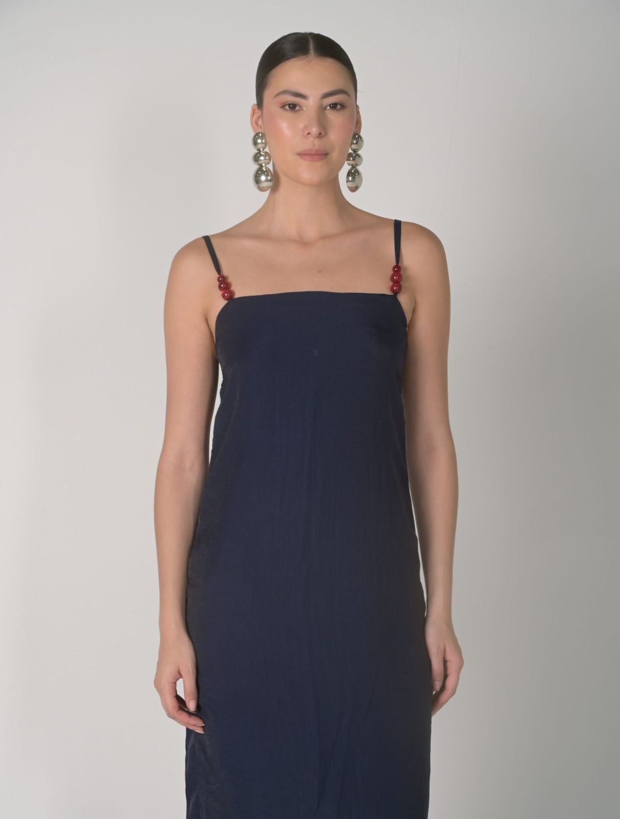 Vestido Maxi Navy de la marca Mawina en color azul profundo con silueta fluida – Moda colombiana de lujo resort y elegancia atemporal | Casa Precis, Concept Store