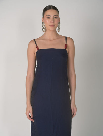 Vestido Maxi Navy de la marca Mawina en color azul profundo con silueta fluida – Moda colombiana de lujo resort y elegancia atemporal | Casa Precis, Concept Store