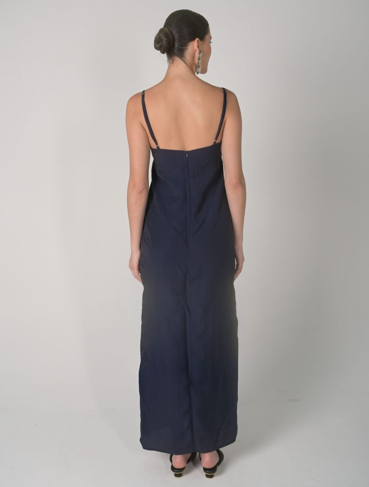 Vestido Maxi Navy de la marca Mawina en color azul profundo con silueta fluida – Moda colombiana de lujo resort y elegancia atemporal | Casa Precis, Concept Store