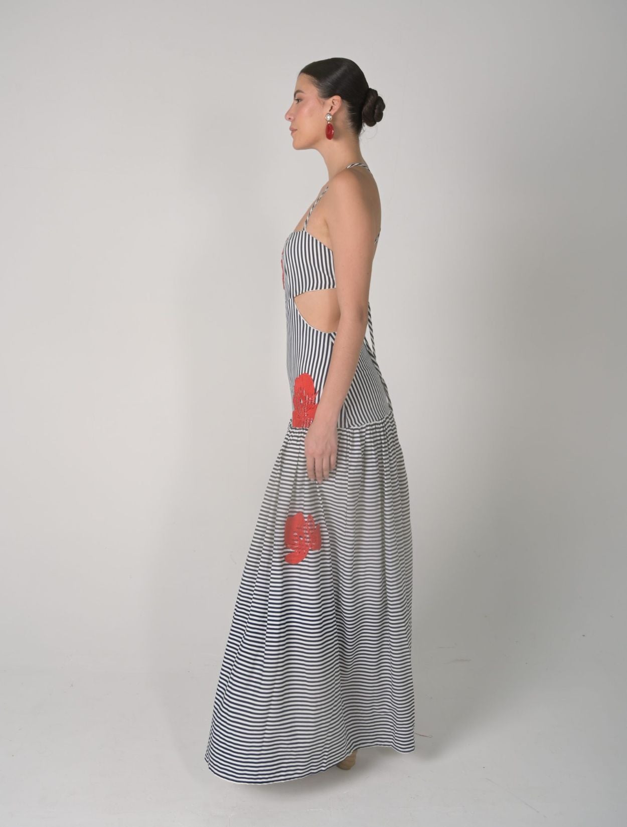 Vestido Maxi Sea de la marca Mawina con silueta fluida y diseño romántico inspirado en el mar – Moda colombiana de lujo y elegancia consciente | Casa Precis, Concept Store