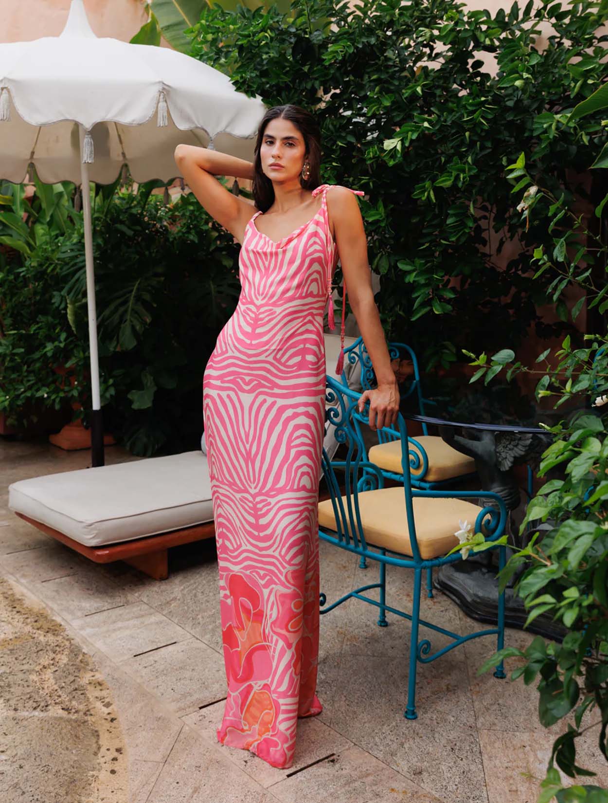 Trendy Dress de la marca Bianco con acabado satinado y silueta fluida de inspiración slip dress – Vestido de noche de lujo y diseño de autor hecho en Colombia | Casa Precis, Concept Store