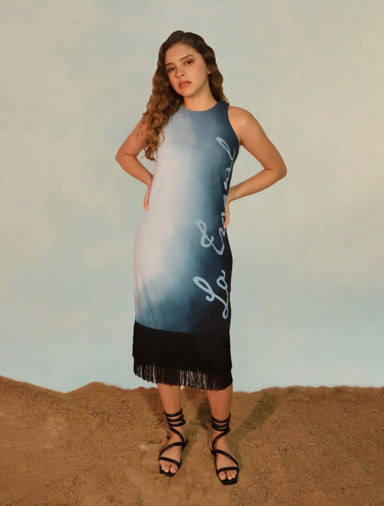 Vestido de autor La Troncal Dress de la marca La Macondiana con silueta de gran volumen y estética de lujo tropical – Vestido elegante hecho en Colombia | Casa Precis, Concept Store