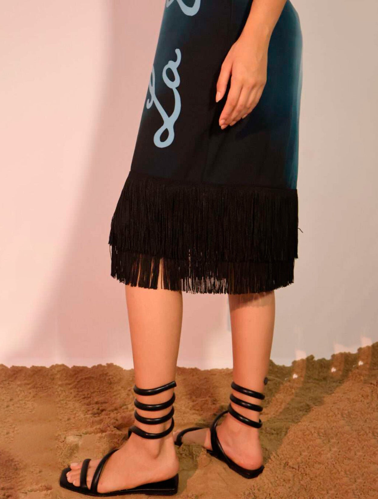 Vestido de autor La Troncal Dress de la marca La Macondiana con silueta de gran volumen y estética de lujo tropical – Vestido elegante hecho en Colombia | Casa Precis, Concept Store
