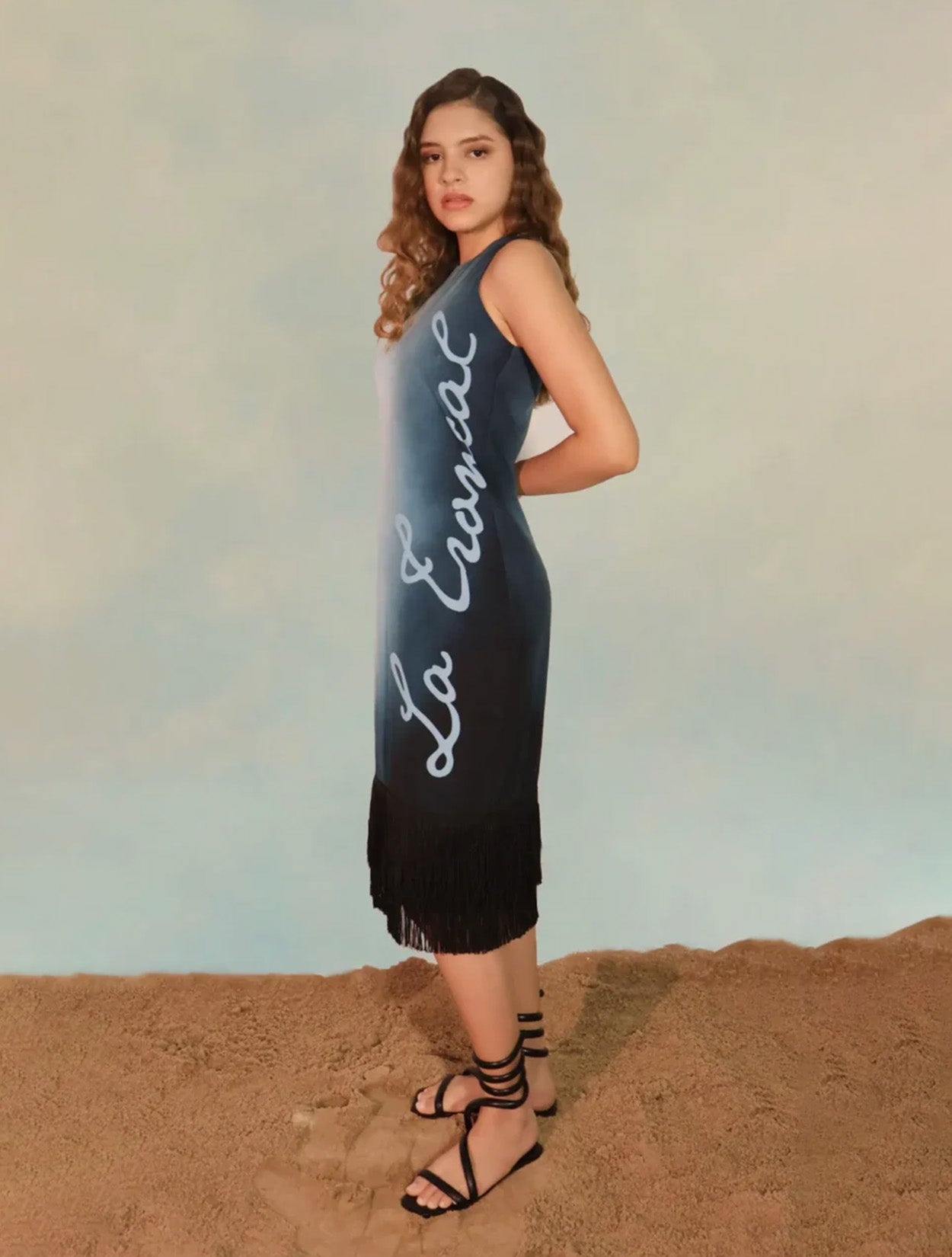 Vestido de autor La Troncal Dress de la marca La Macondiana con silueta de gran volumen y estética de lujo tropical – Vestido elegante hecho en Colombia | Casa Precis, Concept Store