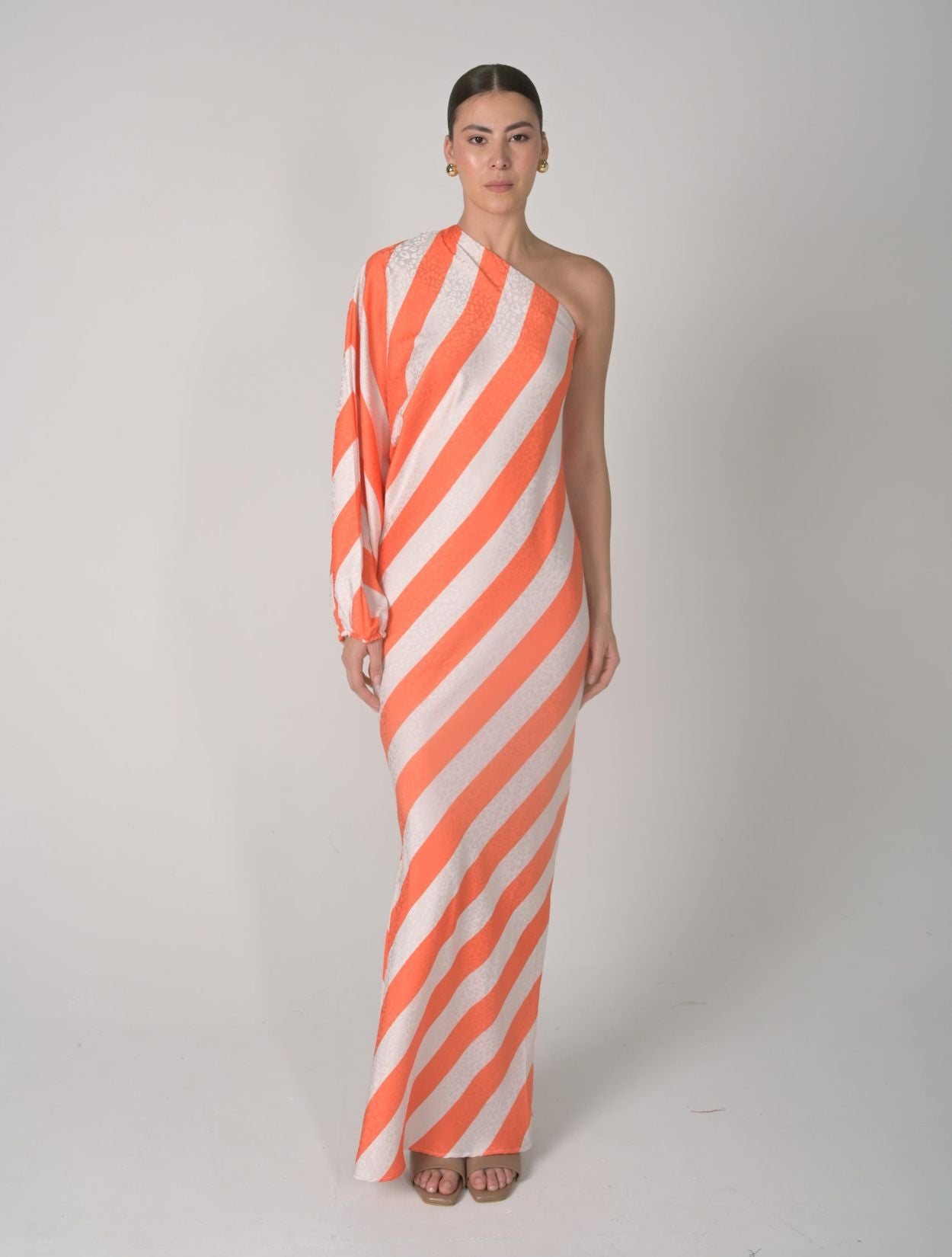 Vestido Maxi Zinnia de la marca Mawina con silueta volumétrica y diseño de lujo – Moda colombiana contemporánea y artesanal | Casa Precis, Concept Store