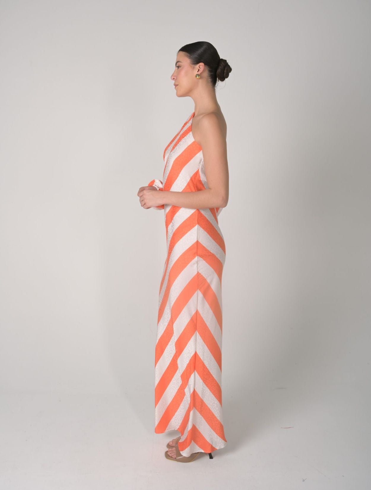 Vestido Maxi Zinnia de la marca Mawina con silueta volumétrica y diseño de lujo – Moda colombiana contemporánea y artesanal | Casa Precis, Concept Store