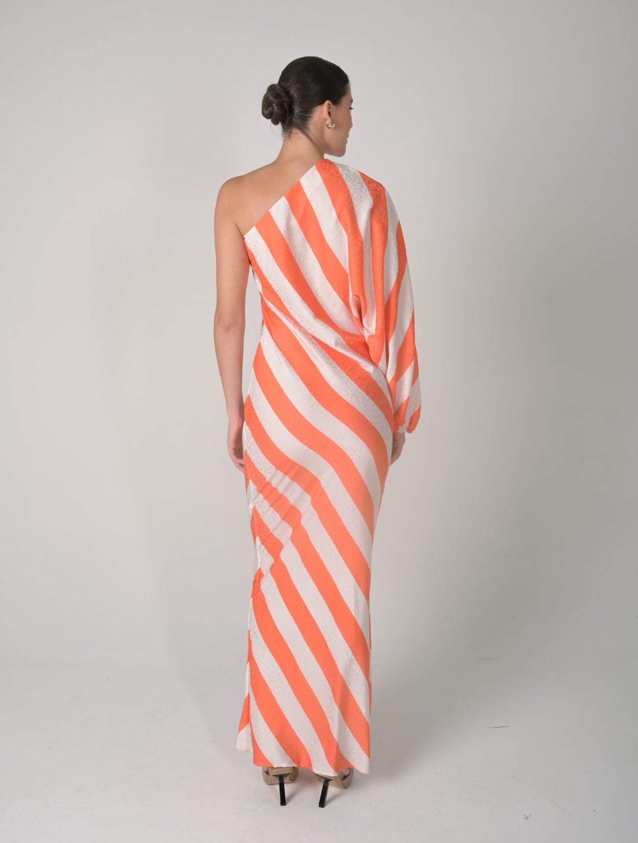 Vestido Maxi Zinnia de la marca Mawina con silueta volumétrica y diseño de lujo – Moda colombiana contemporánea y artesanal | Casa Precis, Concept Store