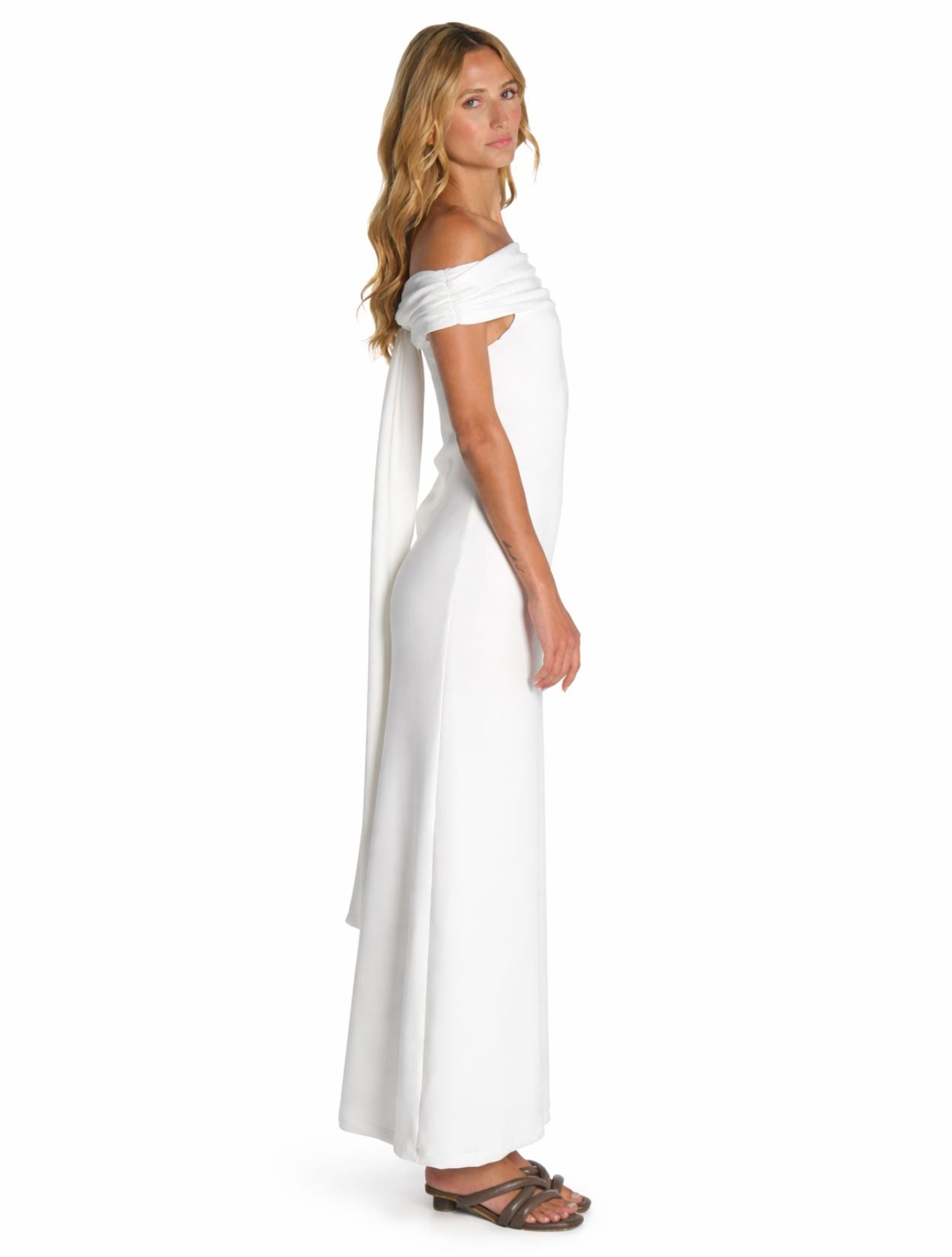 Vestido Amira de la marca Sahana con silueta estructurada y diseño minimalista – Moda colombiana de lujo contemporáneo y elegancia sastrera | Casa Precis, Concept Store